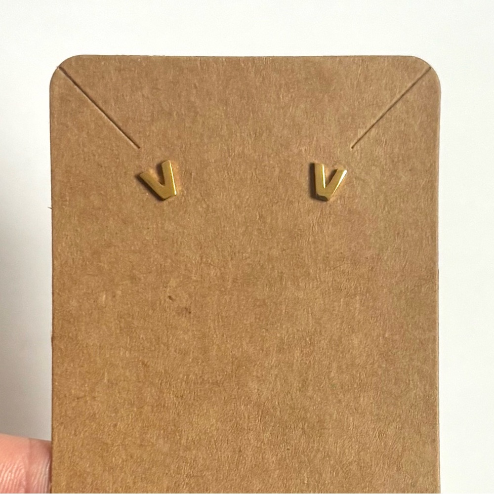 V stud earrings (14k gold-plated stainless steel) - Picture 2 of 5